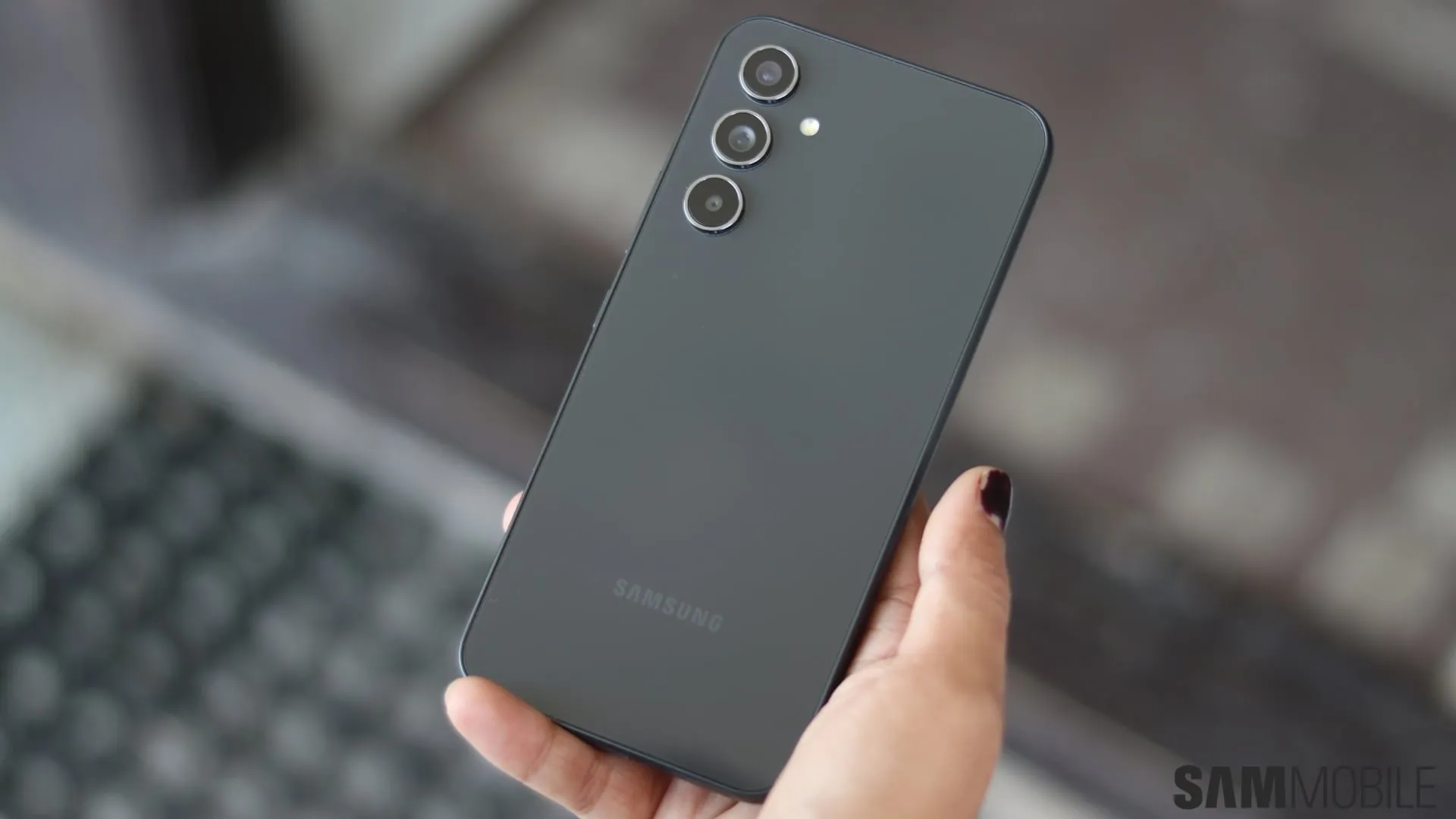 Parte trasera de un Samsung Galaxy A54 5G con su módulo de cámaras