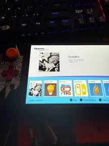 Captura de una Nintendo Switch mostrando el cargador de homebrew hbmenu, con la aplicación DuskBro seleccionada y la lista de programas de la carpeta sdmc:/switch