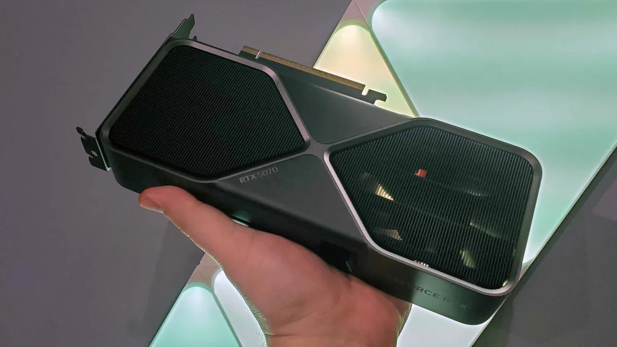Tarjeta gráfica Nvidia RTX 5070 Founders Edition vista desde varios ángulos