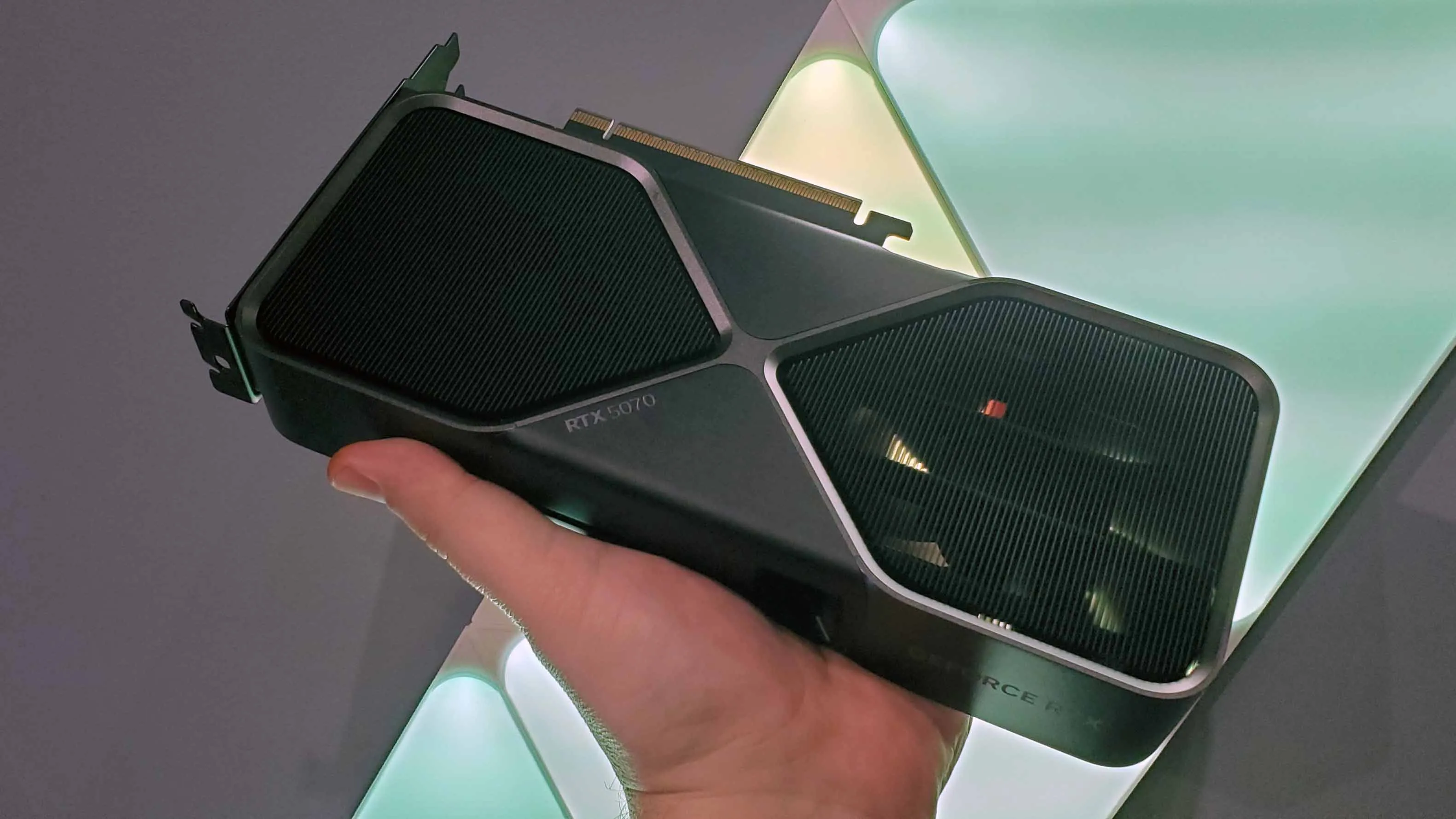 Tarjeta gráfica Nvidia RTX 5070 Founders Edition vista desde varios ángulos