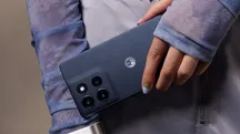 Primer plano de un Motorola moto g86 5G en azul oscuro sostenido con la mano, con el módulo de cámaras a la vista