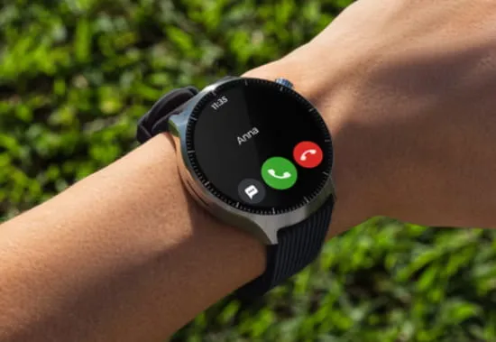 Moto Watch Ultra de Motorola con esfera circular y correa de silicona