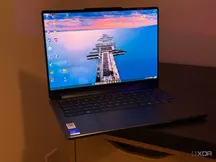 El Lenovo Yoga 9i 2026 abierto sobre una mesa, con Windows 11 en pantalla