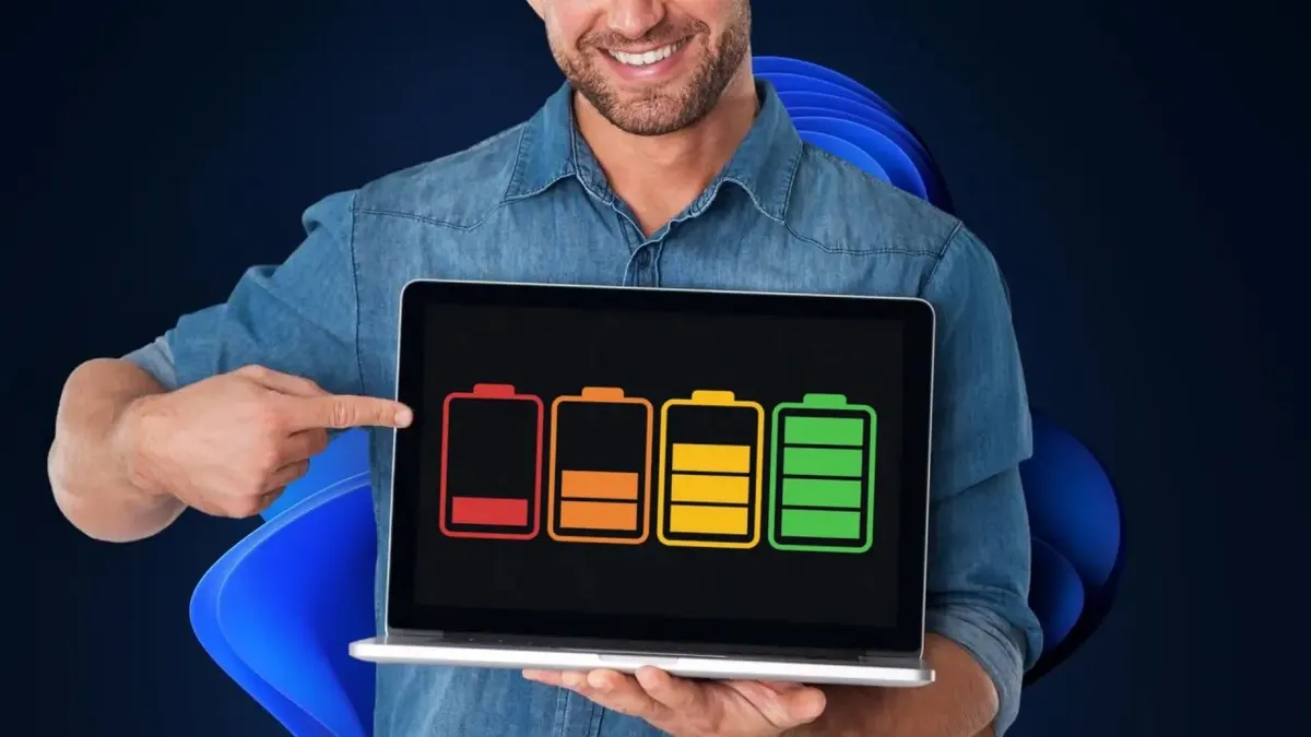 Persona sujetando un portátil que muestra en pantalla cuatro iconos de batería con niveles de carga crecientes