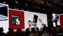 Chip Snapdragon X2 Plus expuesto durante la cumbre de Qualcomm