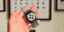 Apple Watch Series 12 de aluminio con correa deportiva Nike sobre la muñeca, mostrando la esfera con el contador de pasos