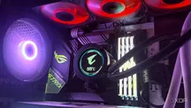 Interior de una caja de PC con varios ventiladores instalados