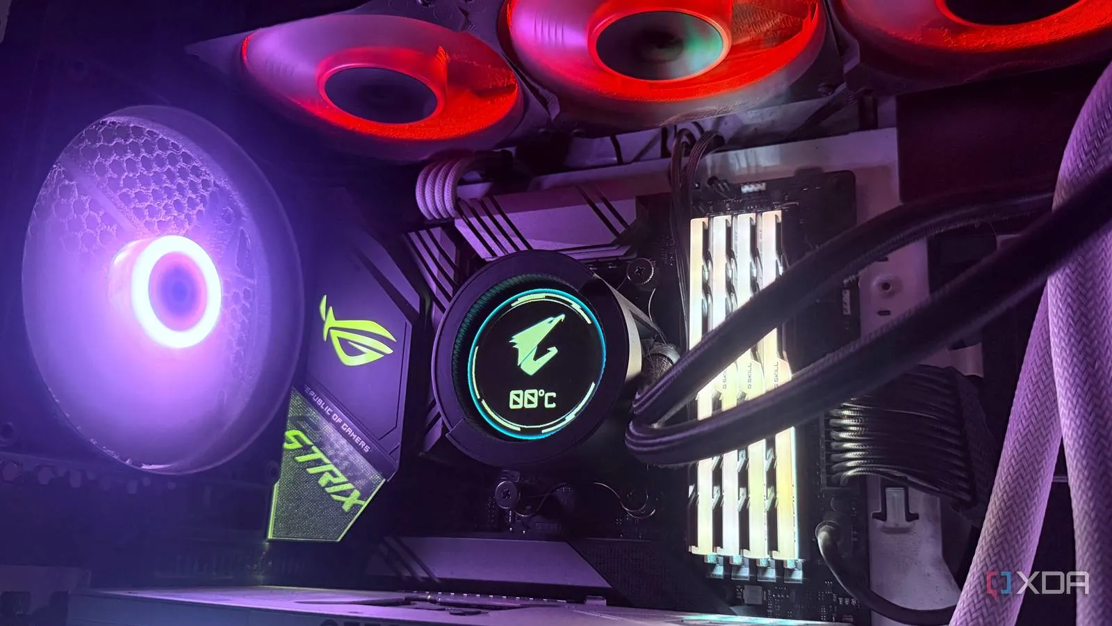 Interior de una caja de PC con varios ventiladores instalados