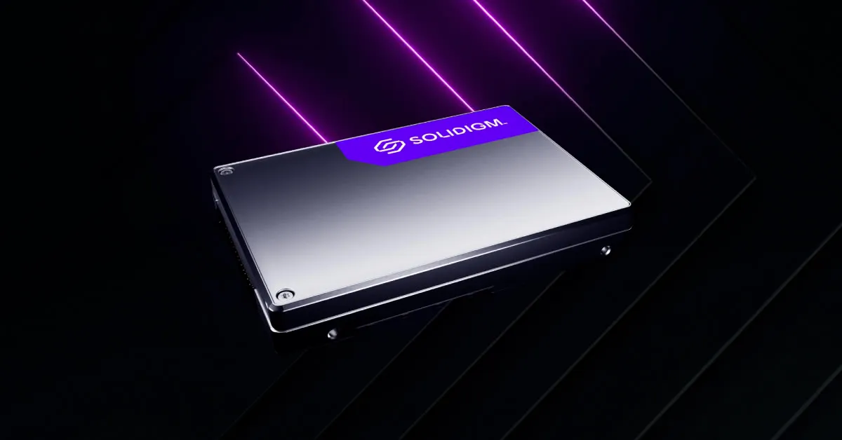Render de una unidad SSD empresarial con la marca Solidigm sobre un fondo oscuro