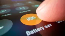 Un dedo toca la función de ahorro de batería en la pantalla de un móvil Android