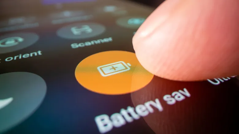 Un dedo toca la función de ahorro de batería en la pantalla de un móvil Android