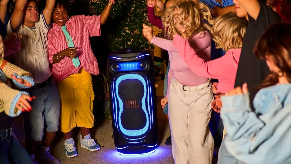Altavoz JBL PartyBox Ultimate 2 en un entorno de fiesta con iluminación multicolor