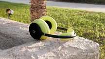 Auriculares Beats 360 en acabado negro y volt sobre una superficie al aire libre