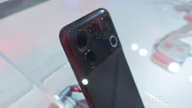 Mano sosteniendo el smartphone Motorola Signature 27