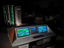 Réplica a tamaño real del Cray-1 con su característica carcasa curva y el banco acolchado alrededor