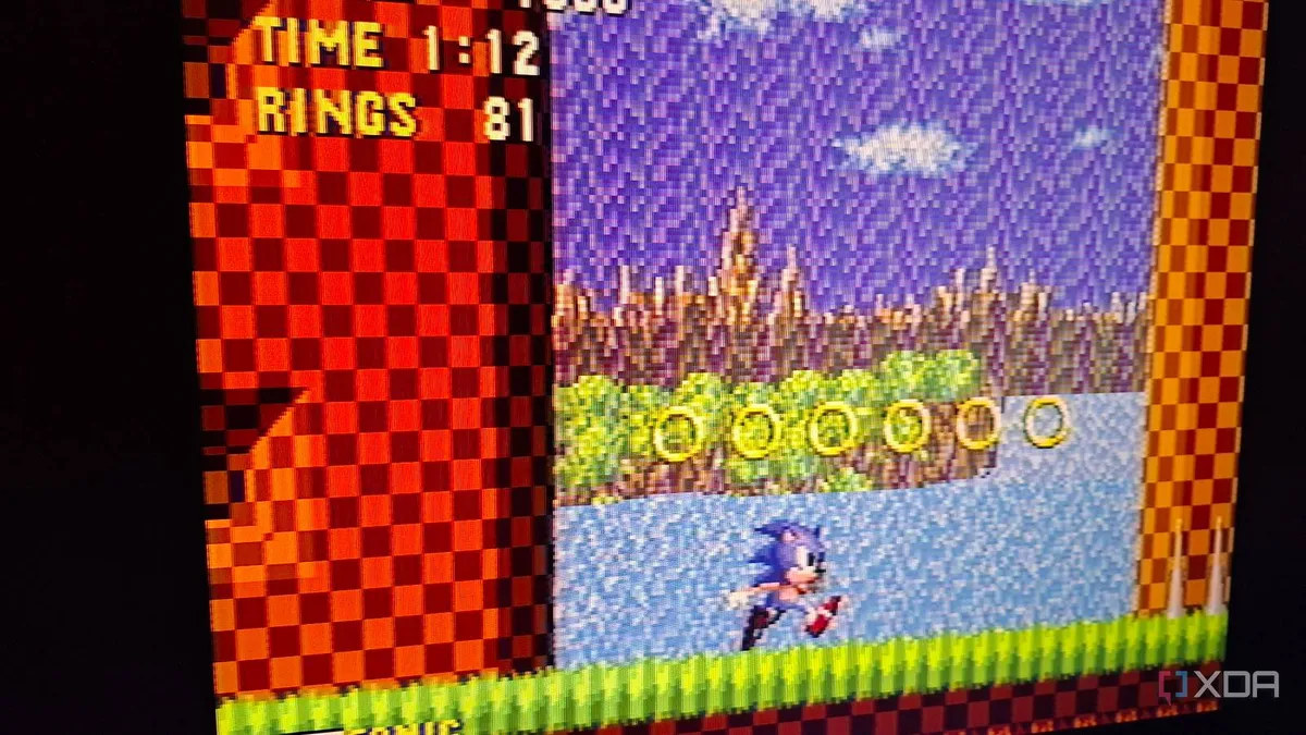 RetroArch ejecutando Sonic the Hedgehog con un filtro que imita el aspecto de un televisor CRT