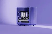 Vista de la caja Hyte X50 con su panel de cristal curvo