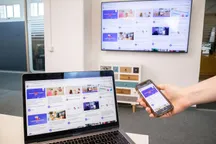 Portátil, smartphone y pantalla de escritorio sobre un escritorio, representando varios dispositivos con el mismo entorno de navegación