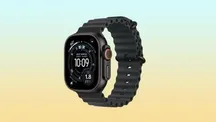 Apple Watch Ultra 3 con correa Ocean sobre fondo claro