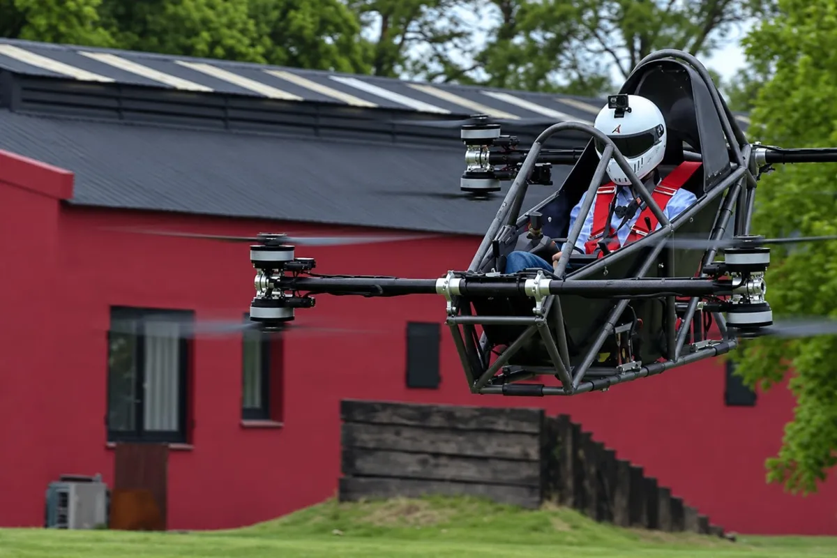 El Atol Mamba, un eVTOL monoplaza eléctrico argentino, durante una de sus pruebas de vuelo