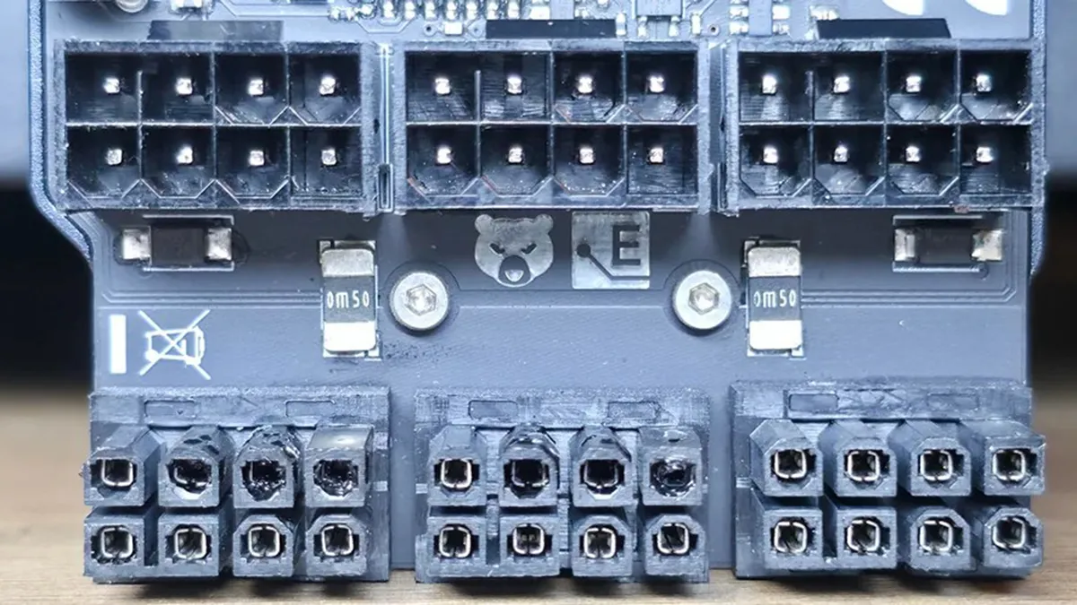 Conectores PCIe de 8 pines dañados por sobrecalentamiento en un adaptador Thermal Grizzly WireView