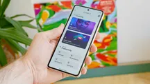 Mano sosteniendo un smartphone Motorola con la pantalla mostrando las herramientas de IA moto ai