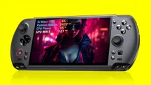 Consola portátil GPD WIN 5 en manos de un usuario