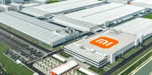 Vista aérea de una planta de fabricación de Xiaomi con el logotipo de la compañía en la cubierta
