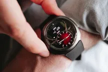 El H. Moser & Cie. Off-Grid en la muñeca, con esfera fumé roja, agujas y pantalla digital