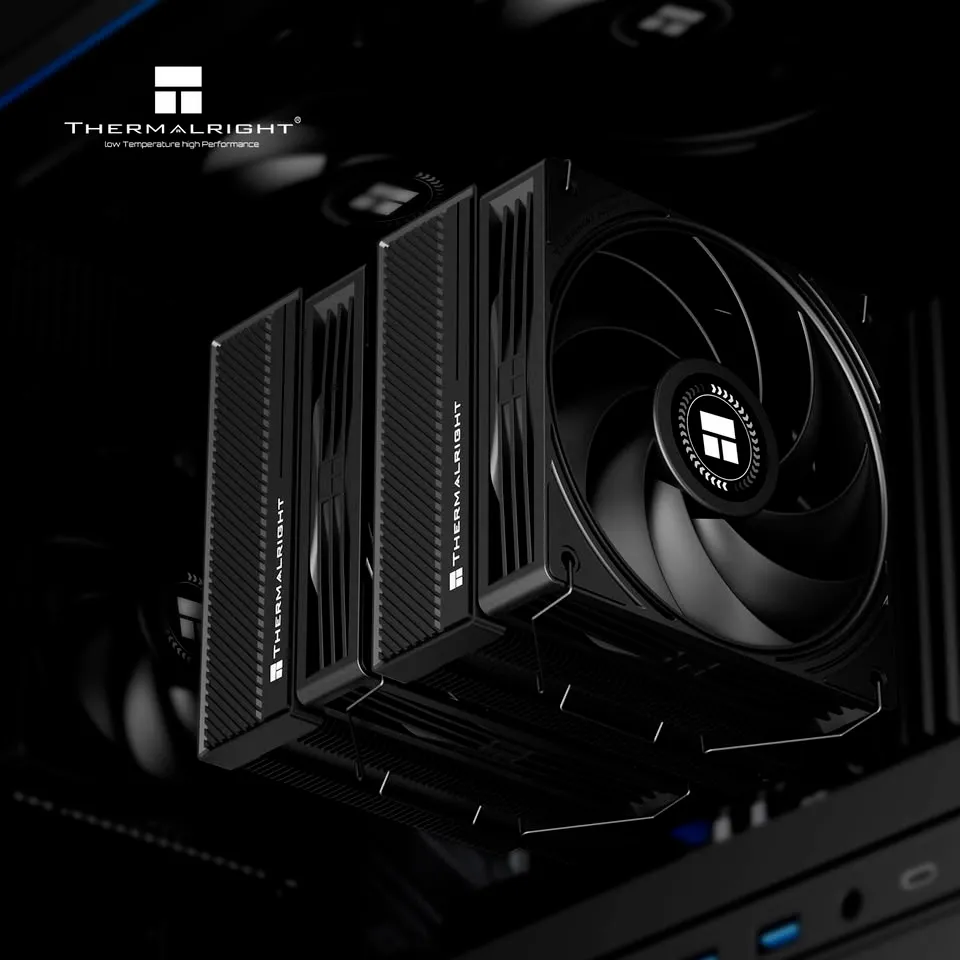 Disipador de doble torre Thermalright Peerless Assassin 120H-A Dark montado en el interior de una caja de PC, en acabado negro