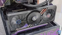 Tarjeta gráfica Radeon RX 7900 XTX de tres ventiladores instalada en un equipo de sobremesa con refrigeración líquida
