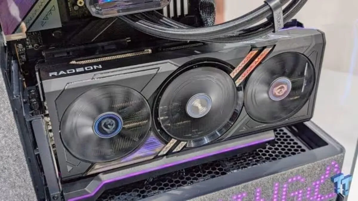 Tarjeta gráfica Radeon RX 7900 XTX de tres ventiladores instalada en un equipo de sobremesa con refrigeración líquida