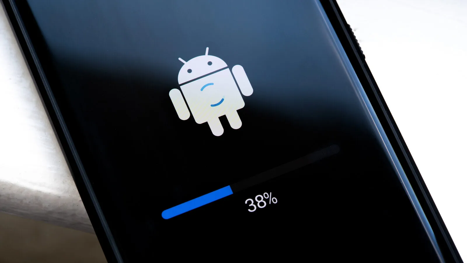 Interfaz de reinicio de Android sobre un fondo oscuro