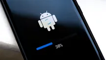 Interfaz de reinicio de Android sobre un fondo oscuro
