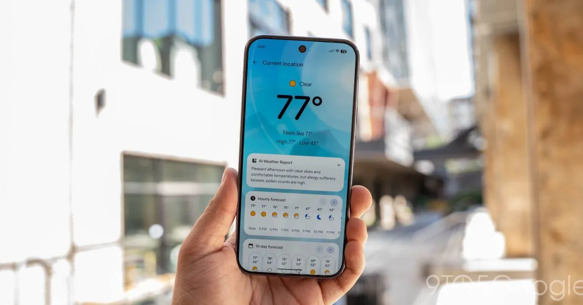Persona sostiene un móvil Pixel con la app Pixel Weather abierta al aire libre