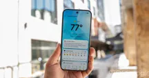 Persona sostiene un móvil Pixel con la app Pixel Weather abierta al aire libre