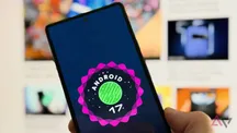 Un teléfono Google Pixel 6 sostenido con la mano mostrando el logotipo de Android 17 en la pantalla