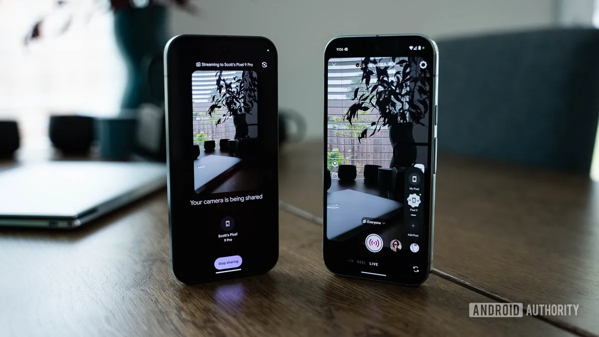 Dos teléfonos Pixel sobre una mesa con la función Connected Camera en marcha: uno comparte su cámara y el otro la recibe