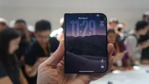 El iPhone Duo de Apple plegado y sostenido en una mano, con la pantalla exterior encendida durante una demostración
