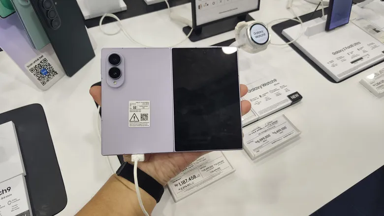Persona sosteniendo un Galaxy Z Fold 8 desplegado en color lavanda