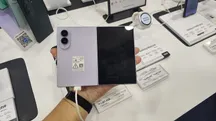 Persona sosteniendo un Galaxy Z Fold 8 desplegado en color lavanda