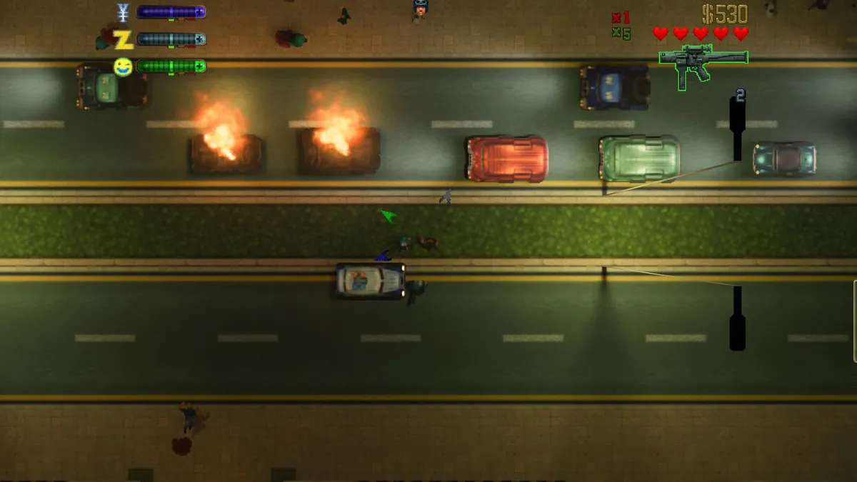Vista cenital nocturna de una avenida de GTA 2 con rótulos de neón iluminando la calle
