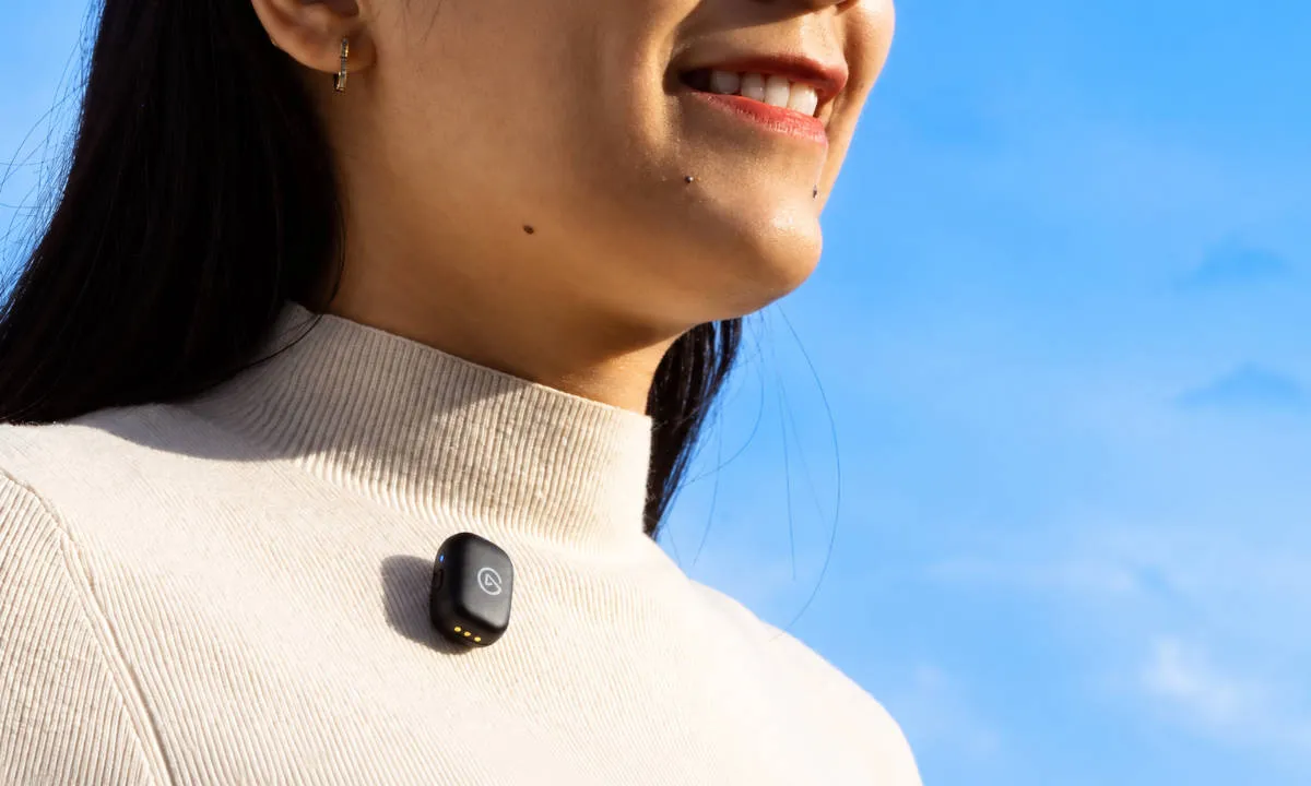 Elgato Wave Go y su transmisor sobre una superficie clara junto al Smart Handle