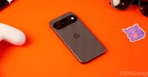 Móvil Google Pixel visto por detrás sobre una superficie naranja, junto a auriculares y gafas de sol