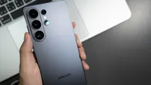Persona sosteniendo un Samsung Galaxy S26 Ultra sobre el teclado de un portátil
