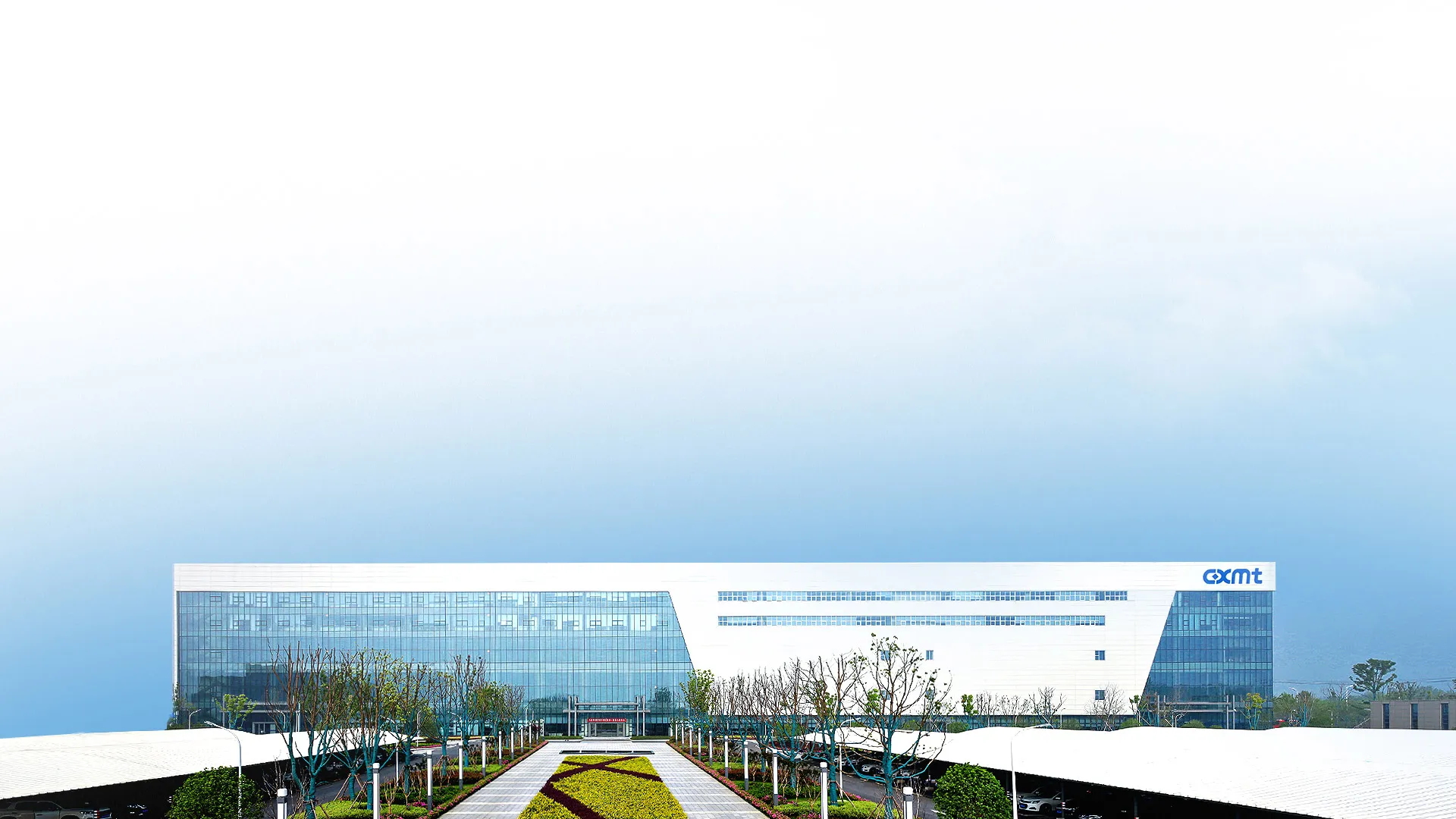 Fachada acristalada de las instalaciones de CXMT con el logotipo azul de la compañía