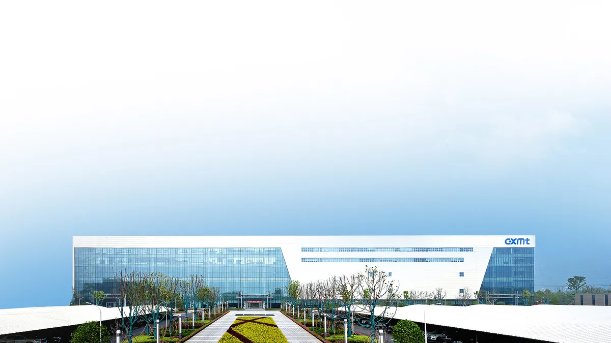 Fachada acristalada de las instalaciones de CXMT con el logotipo azul de la compañía