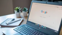 Portátil HP ejecutando ChromeOS sobre un escritorio de madera