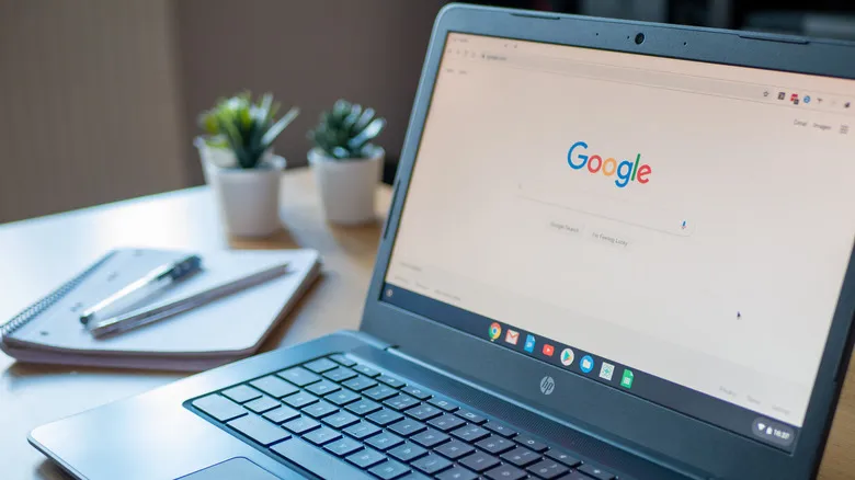 Portátil HP ejecutando ChromeOS sobre un escritorio de madera