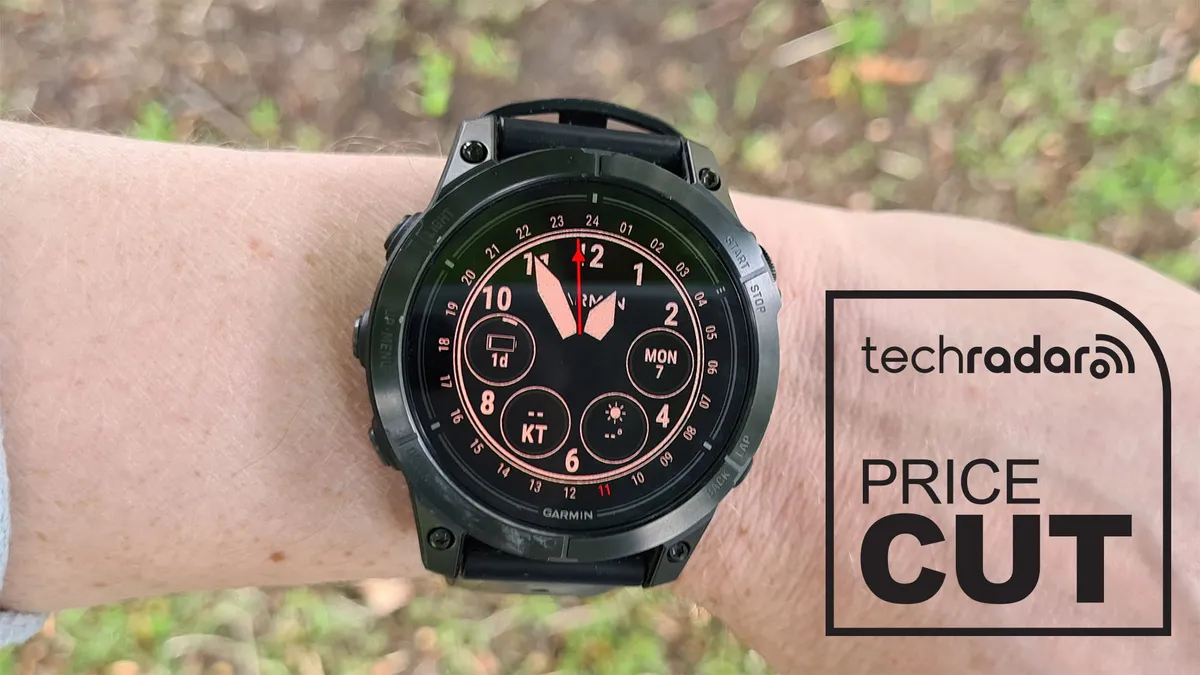 Garmin Epix Pro (Gen 2) Sapphire Edition colocado en una muñeca sobre un cartel de bajada de precio